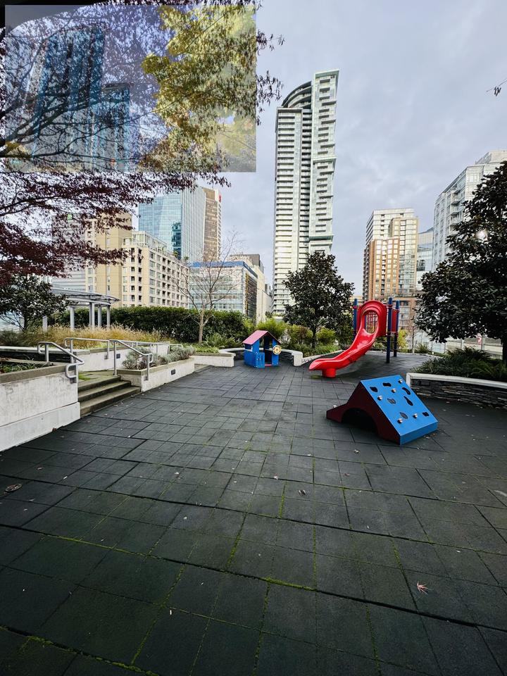 535 Smithe St - Photo 7 of 25