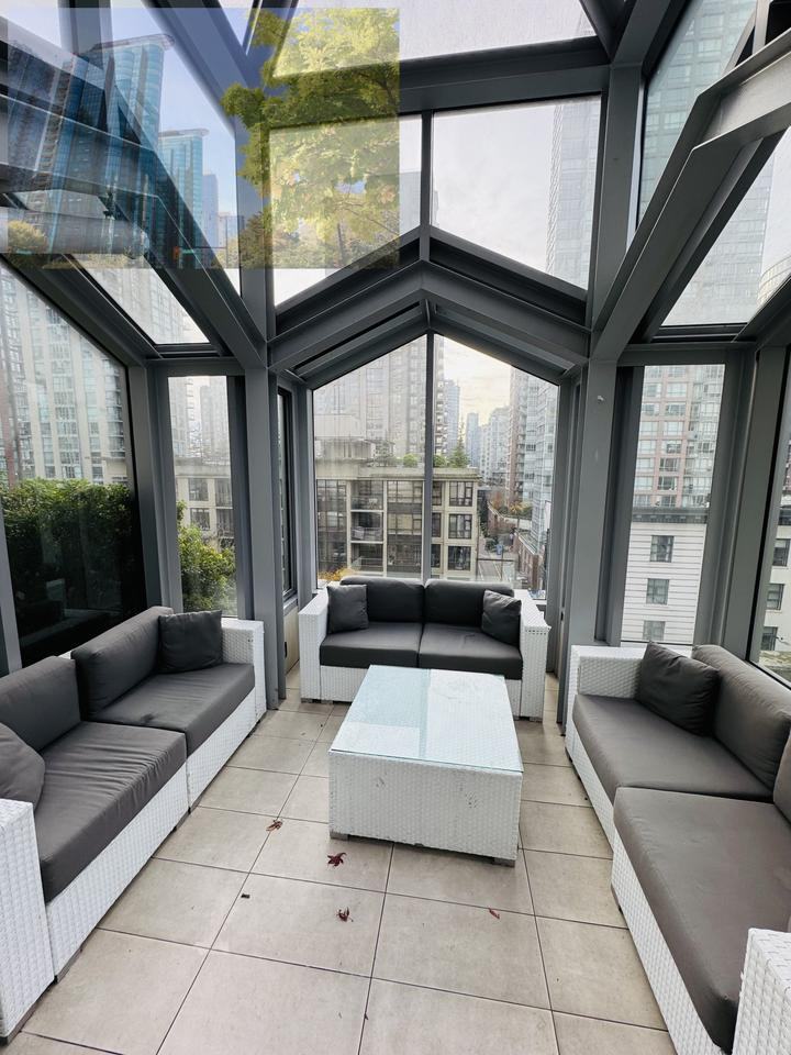 535 Smithe St - Photo 3 of 25