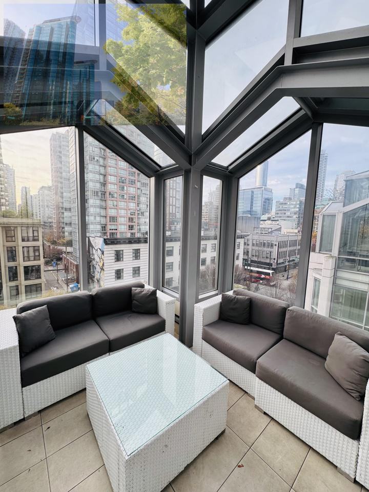 535 Smithe St - Photo 4 of 25