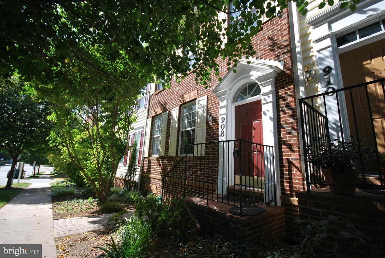 908 Reserve Champion Dr