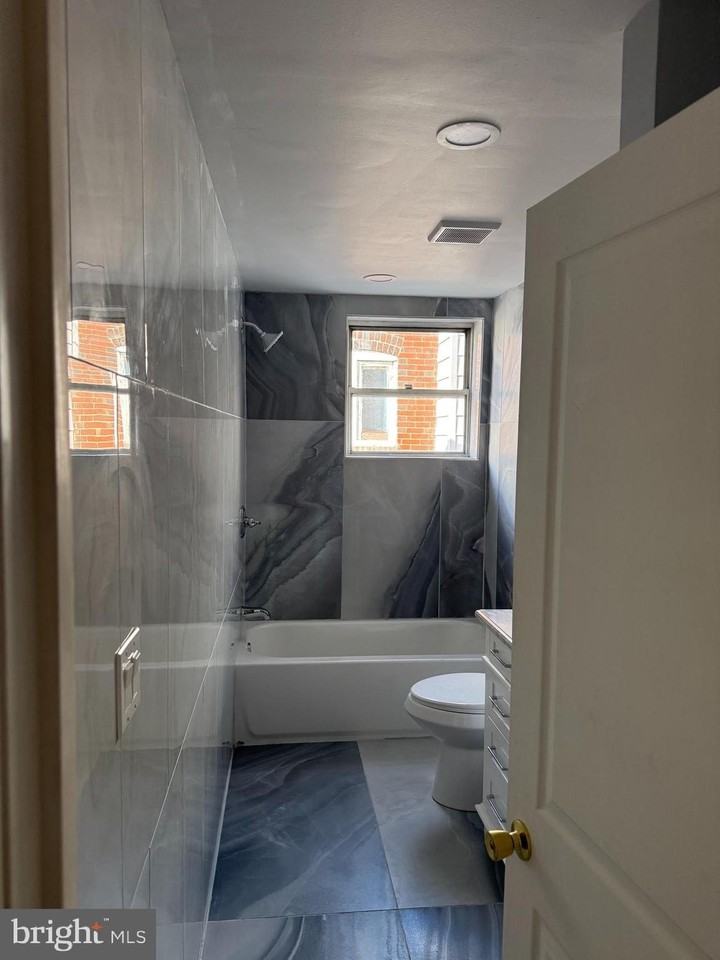 6044 Washington Avenue - Photo 4 of 10