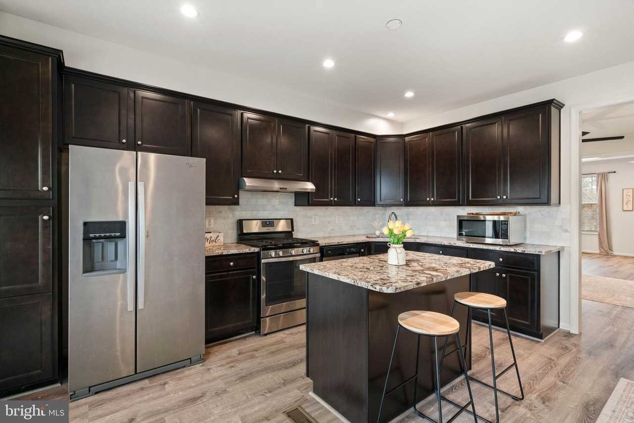 15981 Marsh Pl - Photo 3 of 40