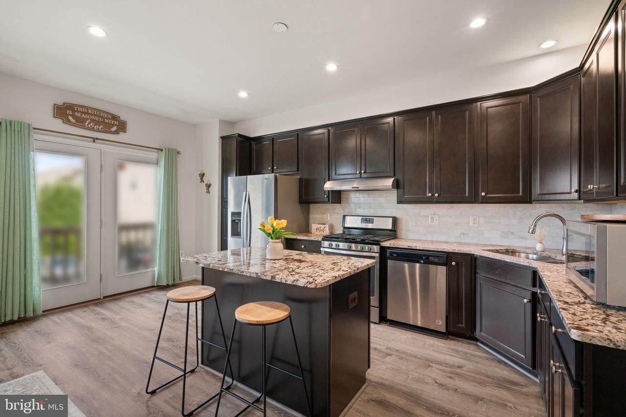 15981 Marsh Pl - Photo 5 of 40