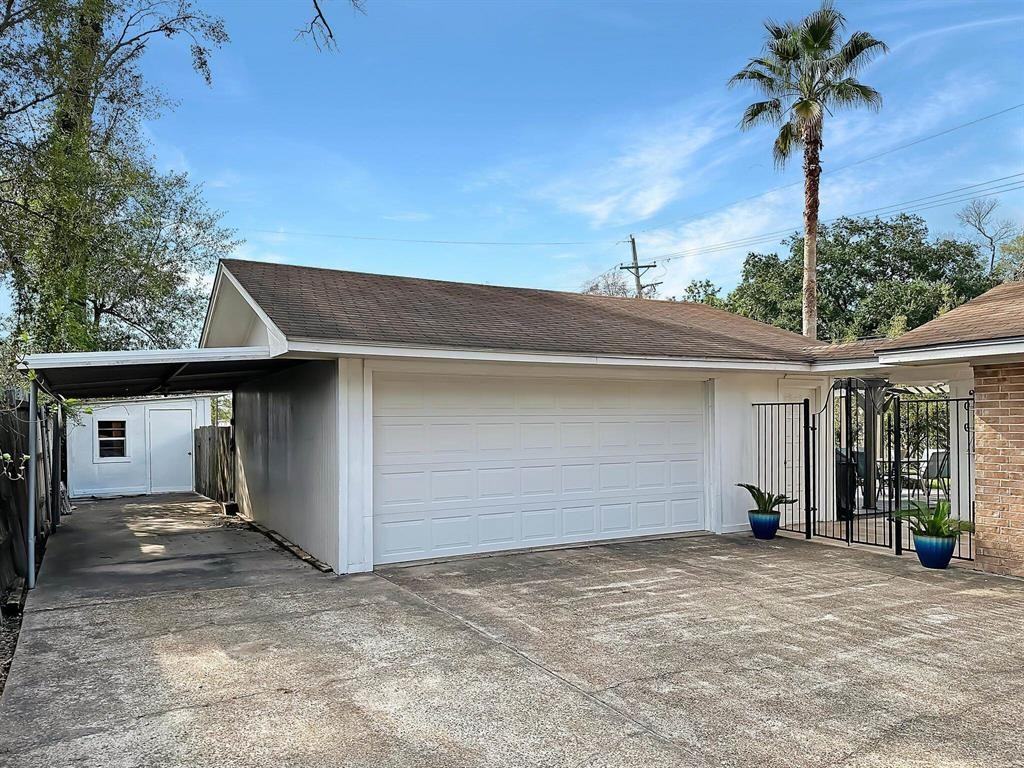 1165 Ivy Ln - Photo 4 of 35