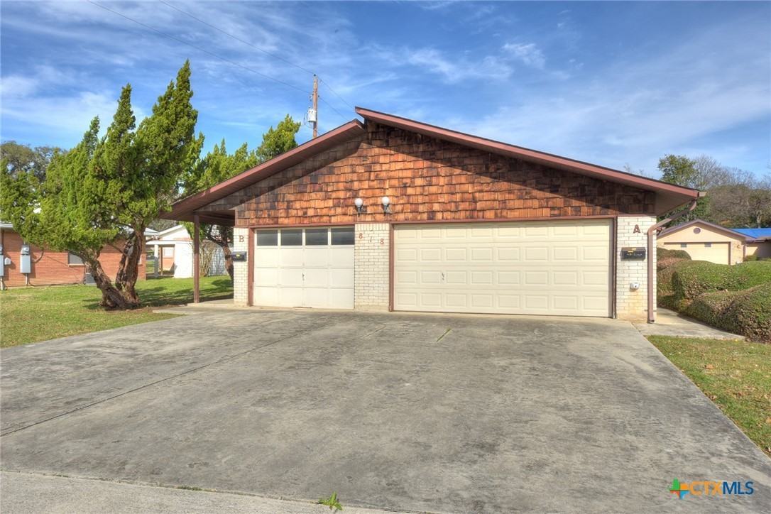 818 Lois Street North - Photo 2 of 32