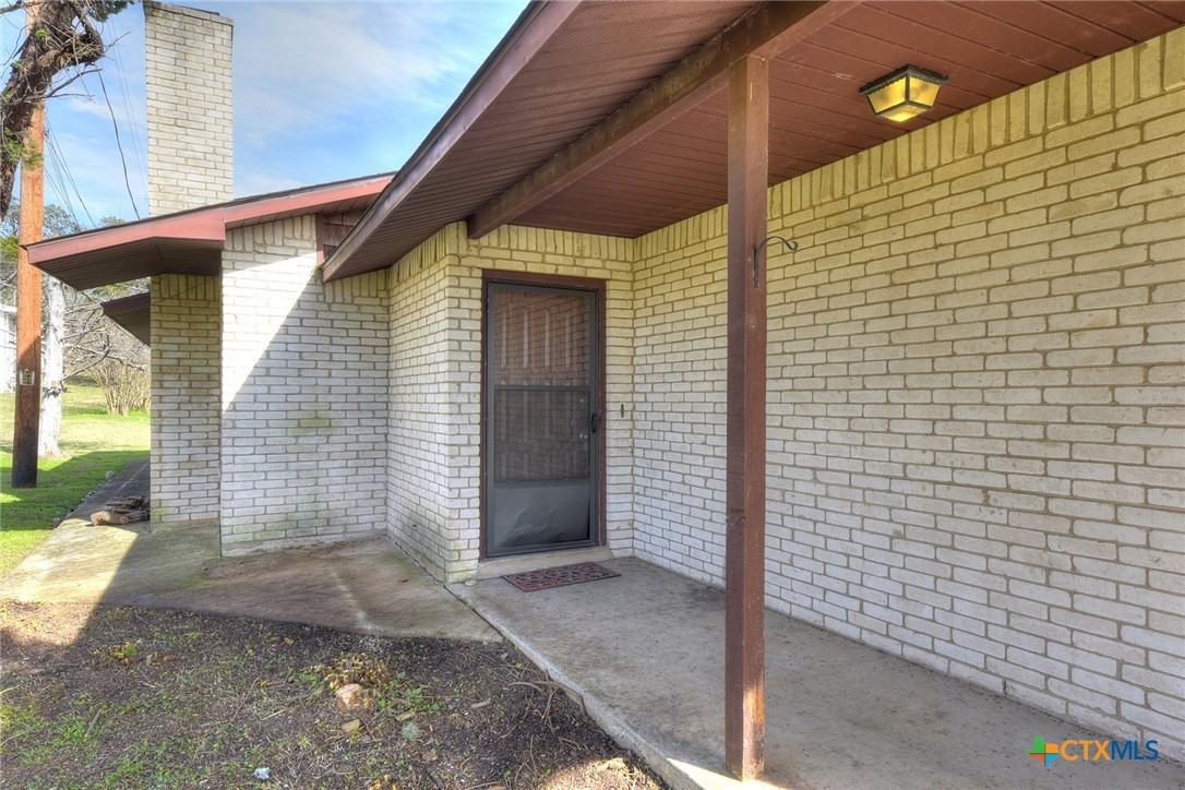 818 Lois Street North - Photo 4 of 32