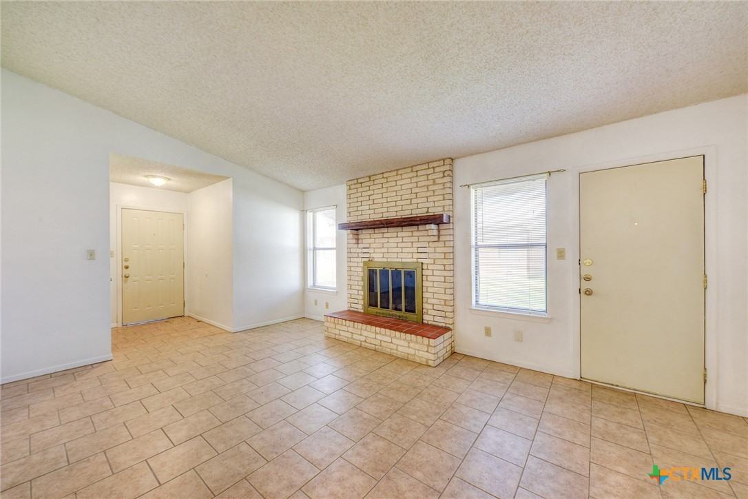 818 Lois Street North - Photo 5 of 32