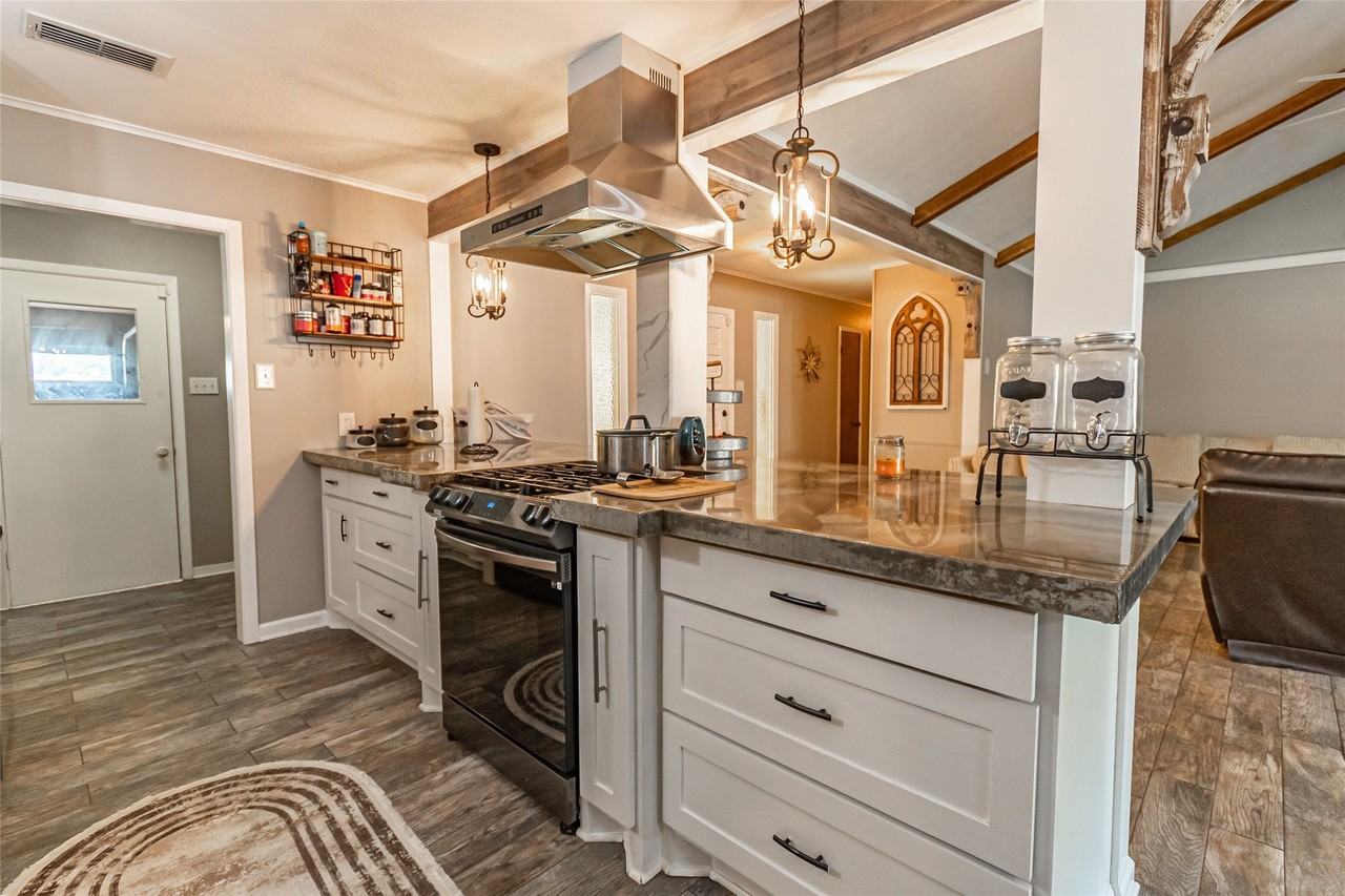 635 West Church Street - Photo 5 of 33