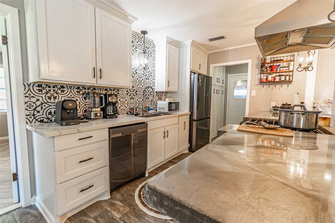 635 West Church Street - Photo 7 of 33