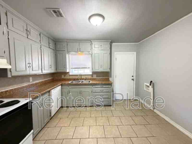 1328 South Erie Avenue - Photo 7 of 15