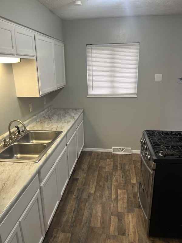 536 Hyatt Avenue - Photo 5 of 16