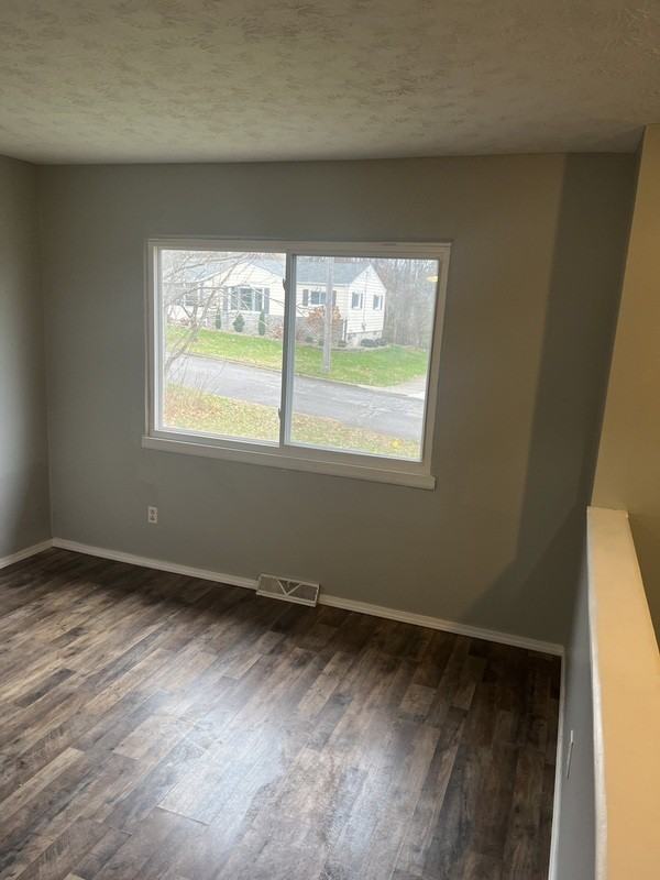 536 Hyatt Avenue - Photo 7 of 16