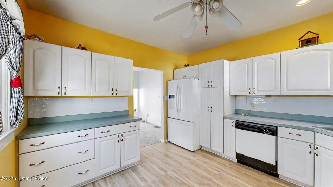 219 Pennsylvania Avenue - Photo 2 of 4
