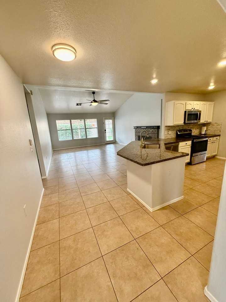 646 N Cobblestone St - Photo 7 of 43