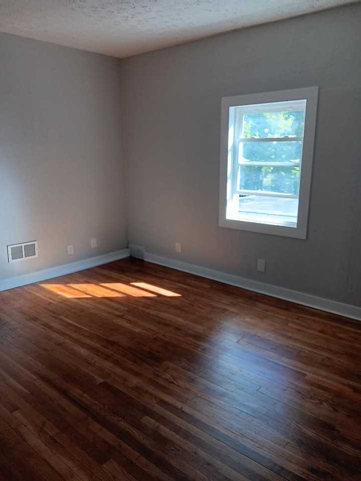 916 W Jackson St - Photo 6 of 10