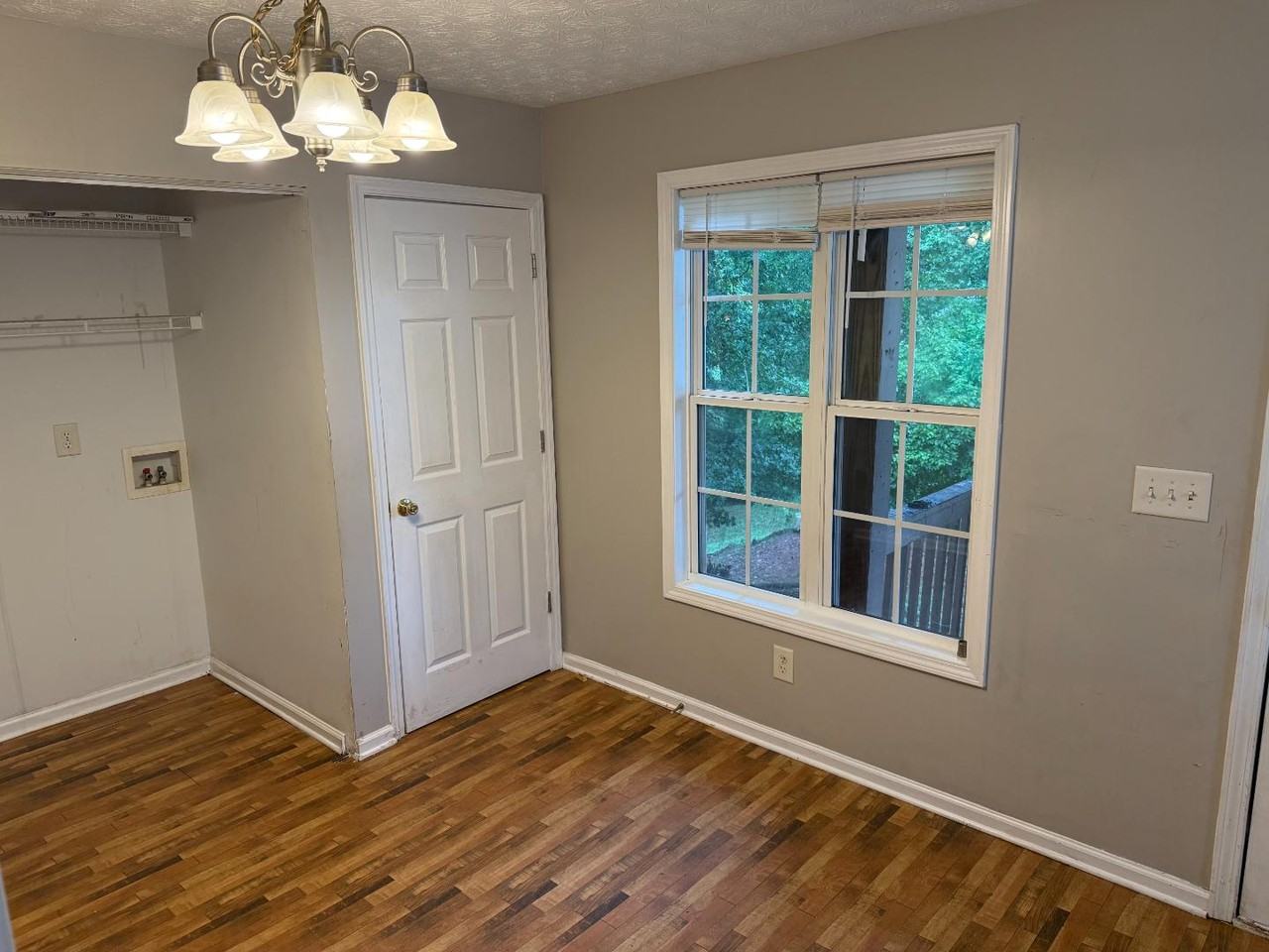 573 Elrod Ave - Photo 4 of 9