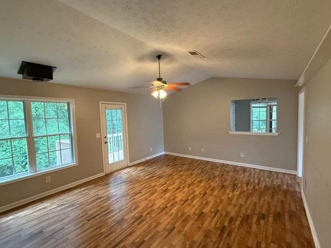 573 Elrod Ave - Photo 5 of 9