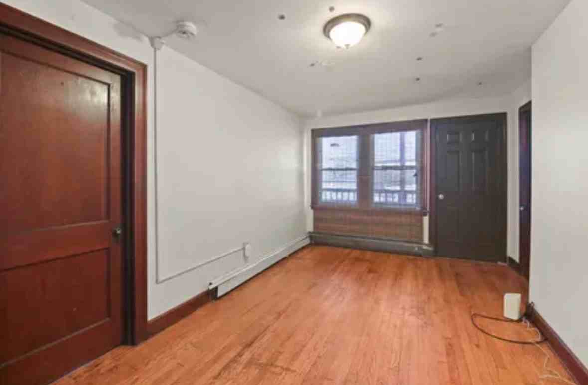 23 Portland St - Photo 3 of 4