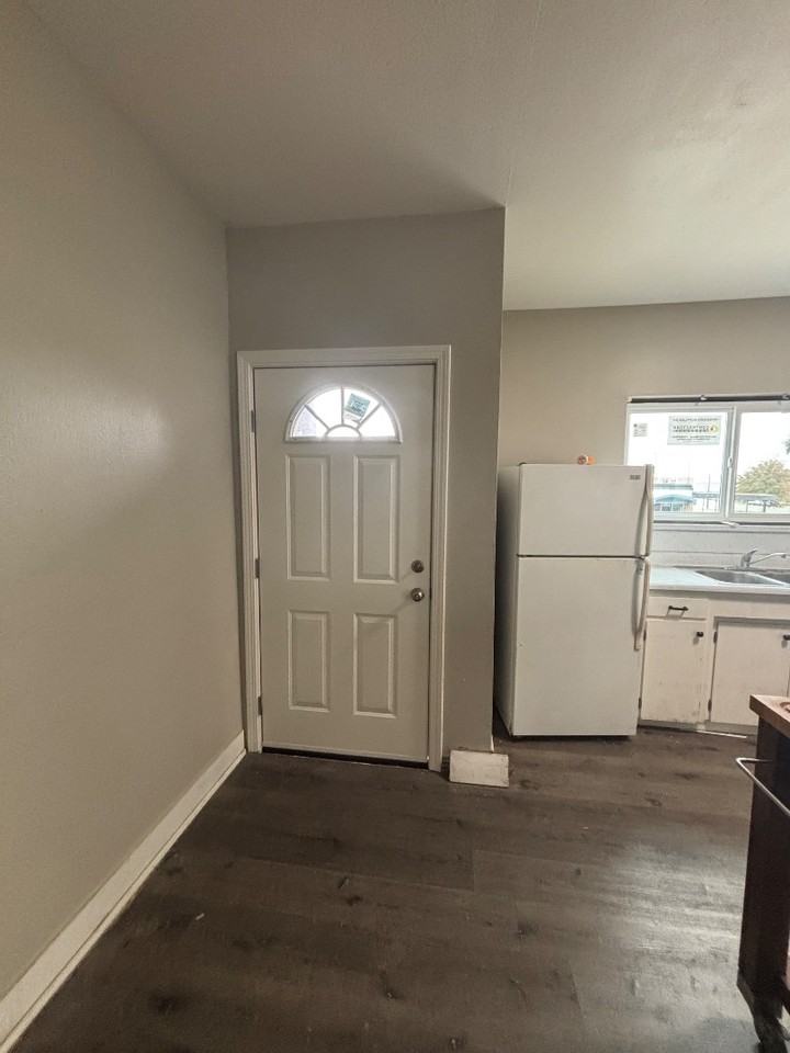 616 B Street - Photo 4 of 8