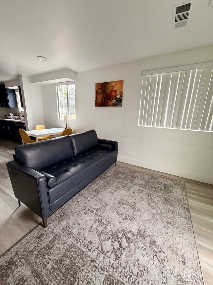 215 1/2 E 29th St #NA - Photo 5 of 21