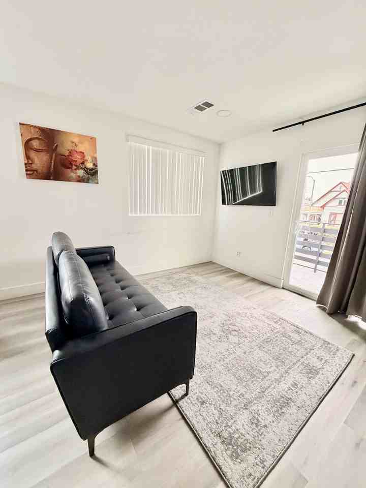 217 1/2 E 29th St #NA - Photo 3 of 17