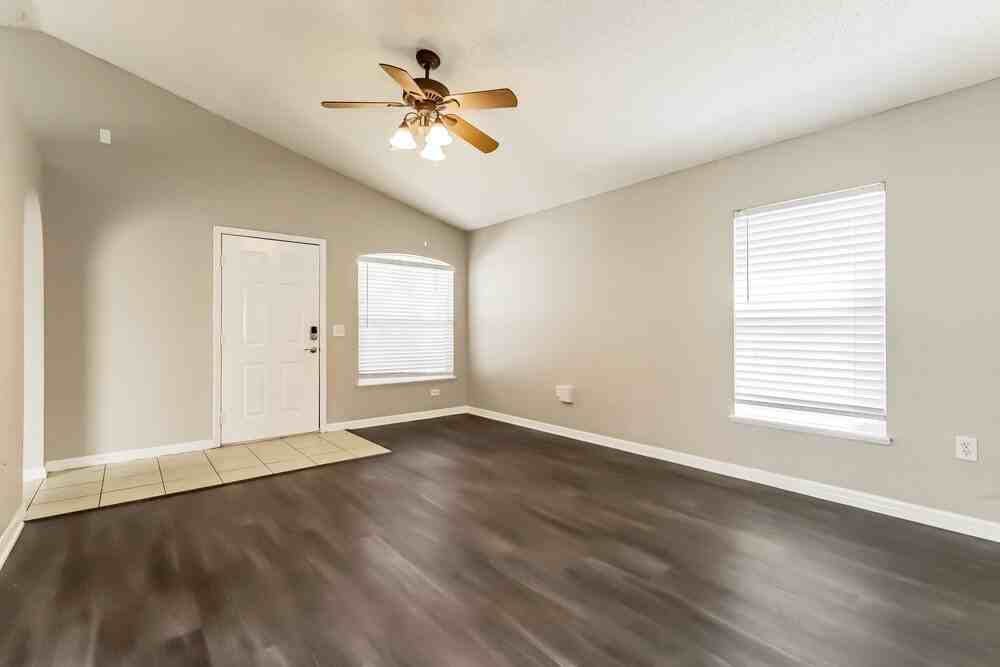 10555 Opus Dr - Photo 4 of 16