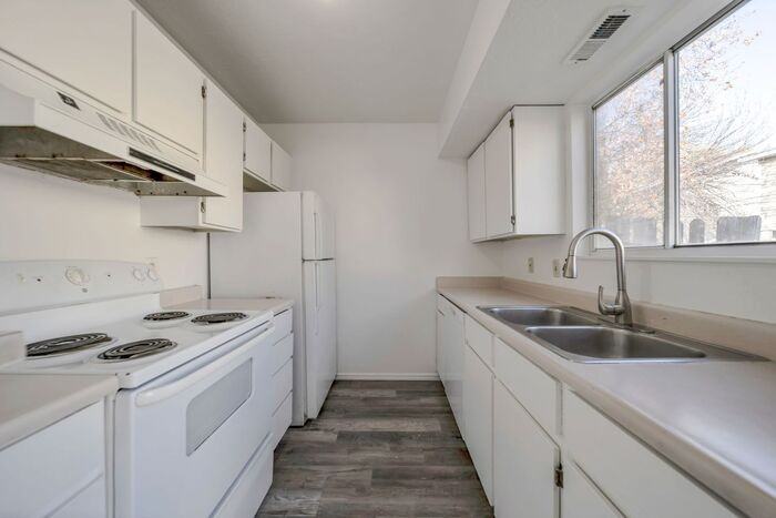 558 N Redwood Rd #4-2 - Photo 2 of 17