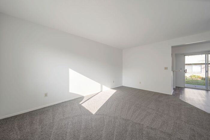 558 N Redwood Rd #4-2 - Photo 6 of 17