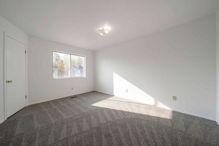 558 N Redwood Rd #4-2 - Photo 7 of 17