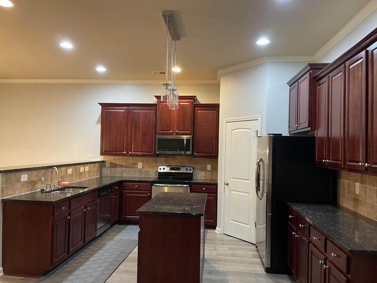 527 Telegraph Dr - Photo 4 of 26