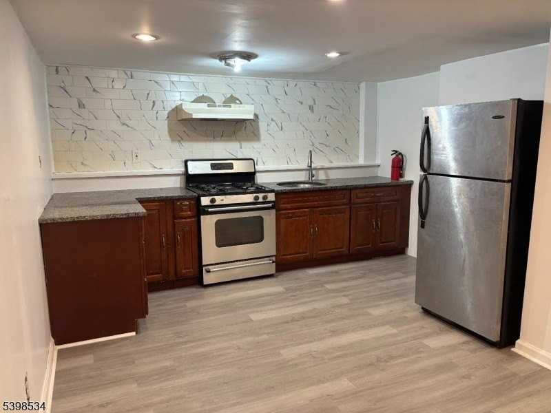 540 Marshall St - Photo 4 of 17