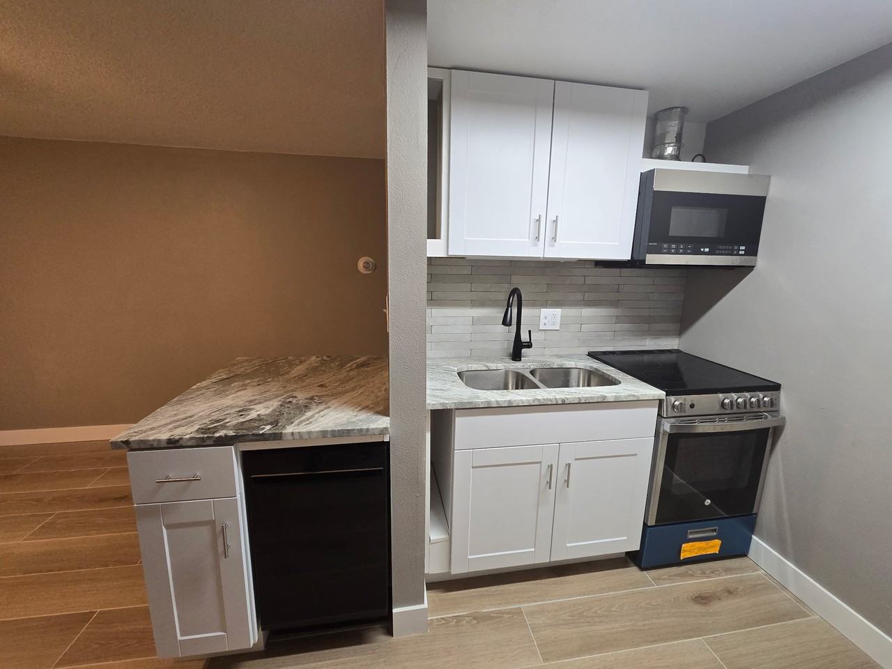 WPARK APARTMENTS - Photo 3 of 12