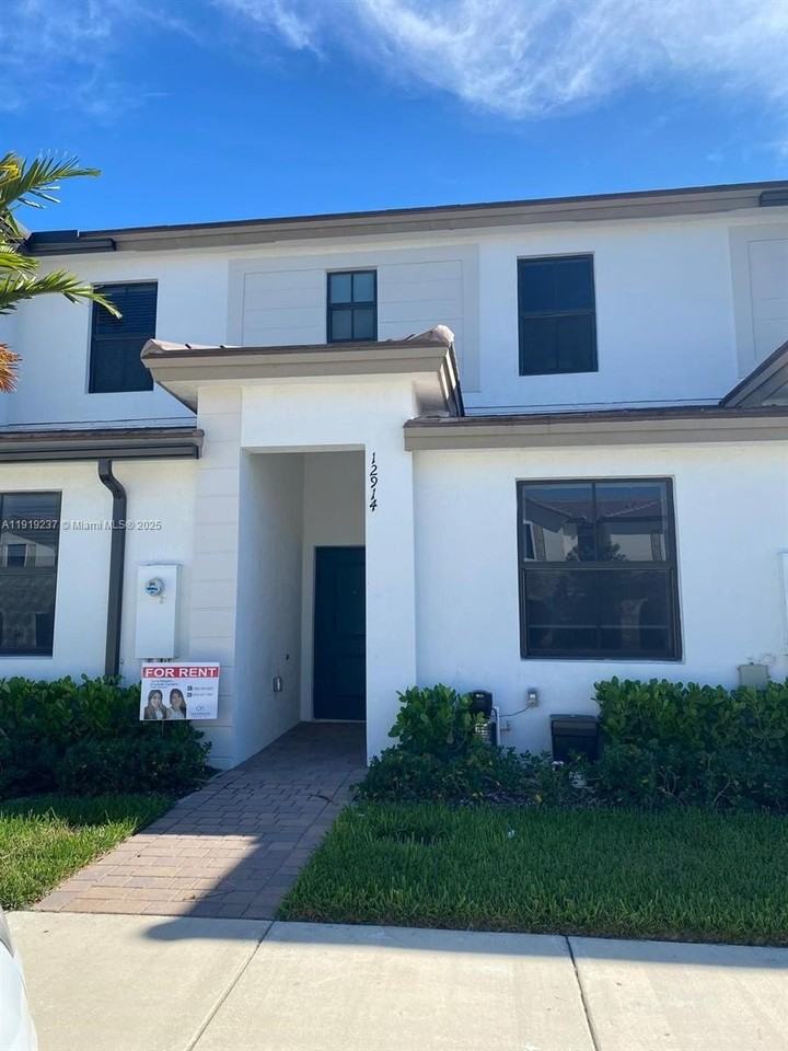 12914 Sw 232nd Ln #12914 - Photo 2 of 37