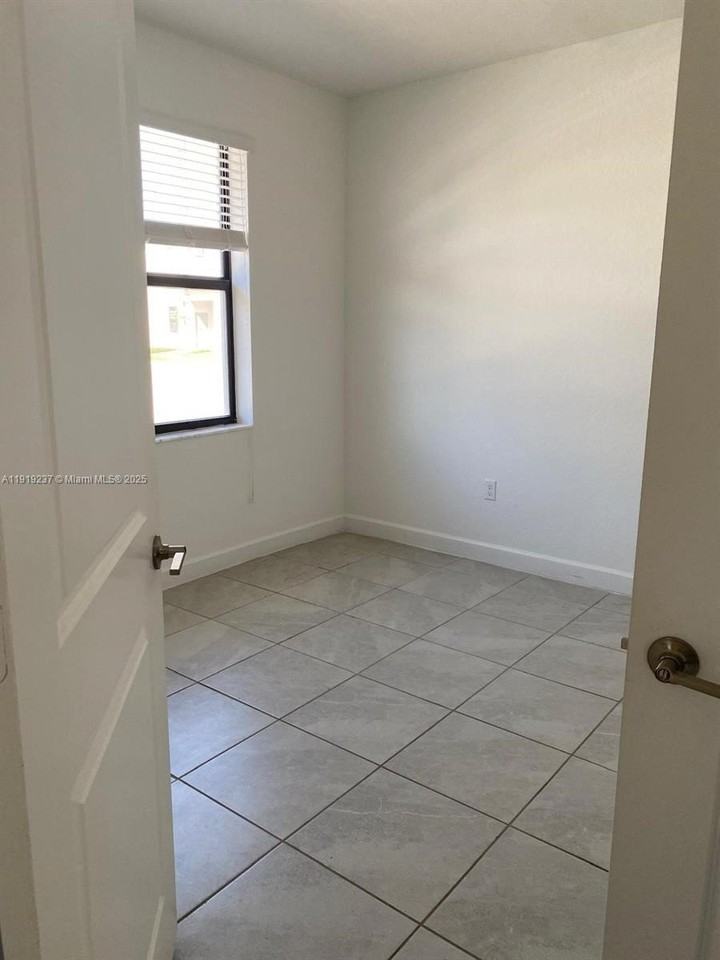 12914 Sw 232nd Ln #12914 - Photo 5 of 37