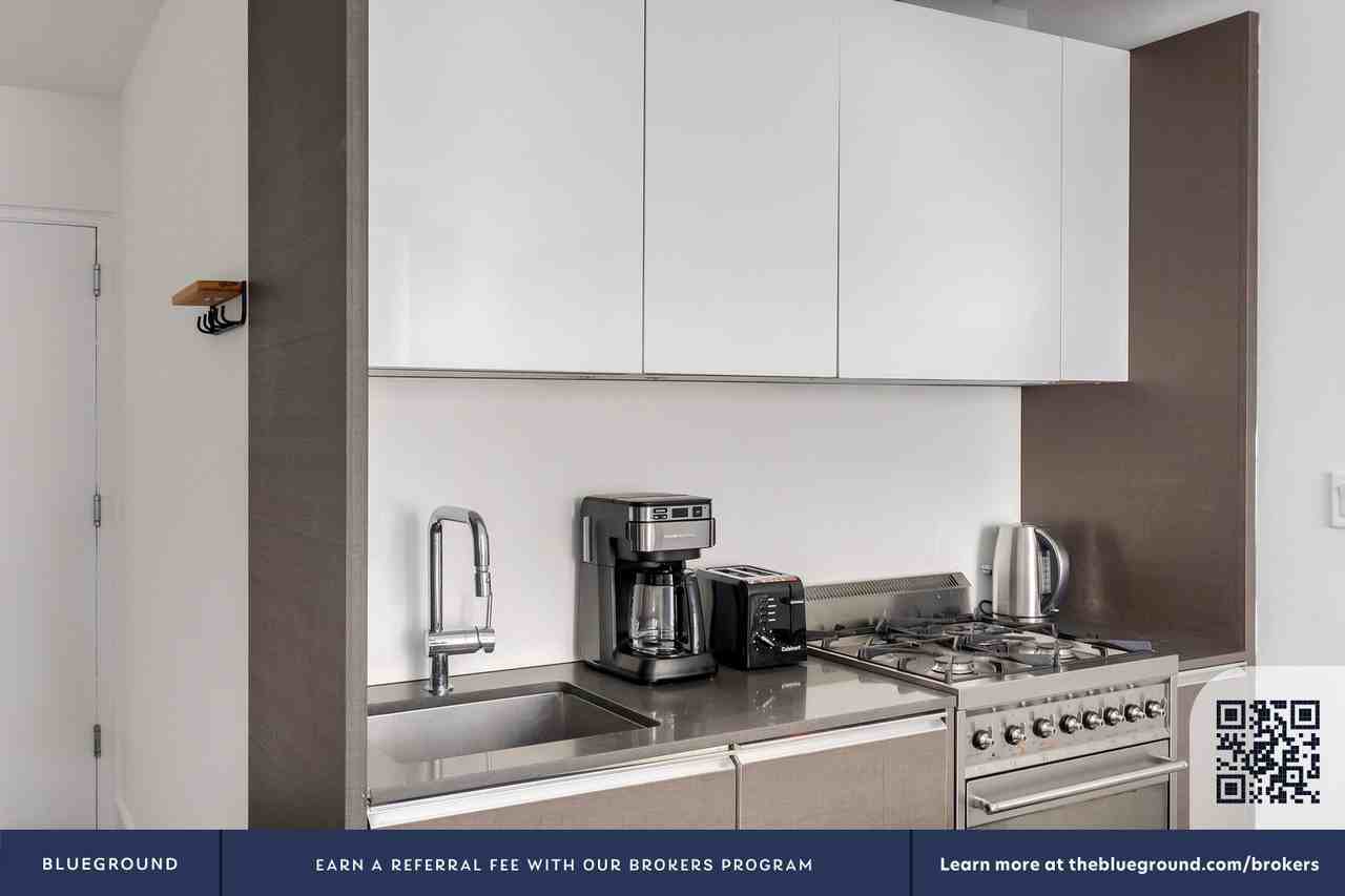 666 W End Ave #1960 - Photo 4 of 28