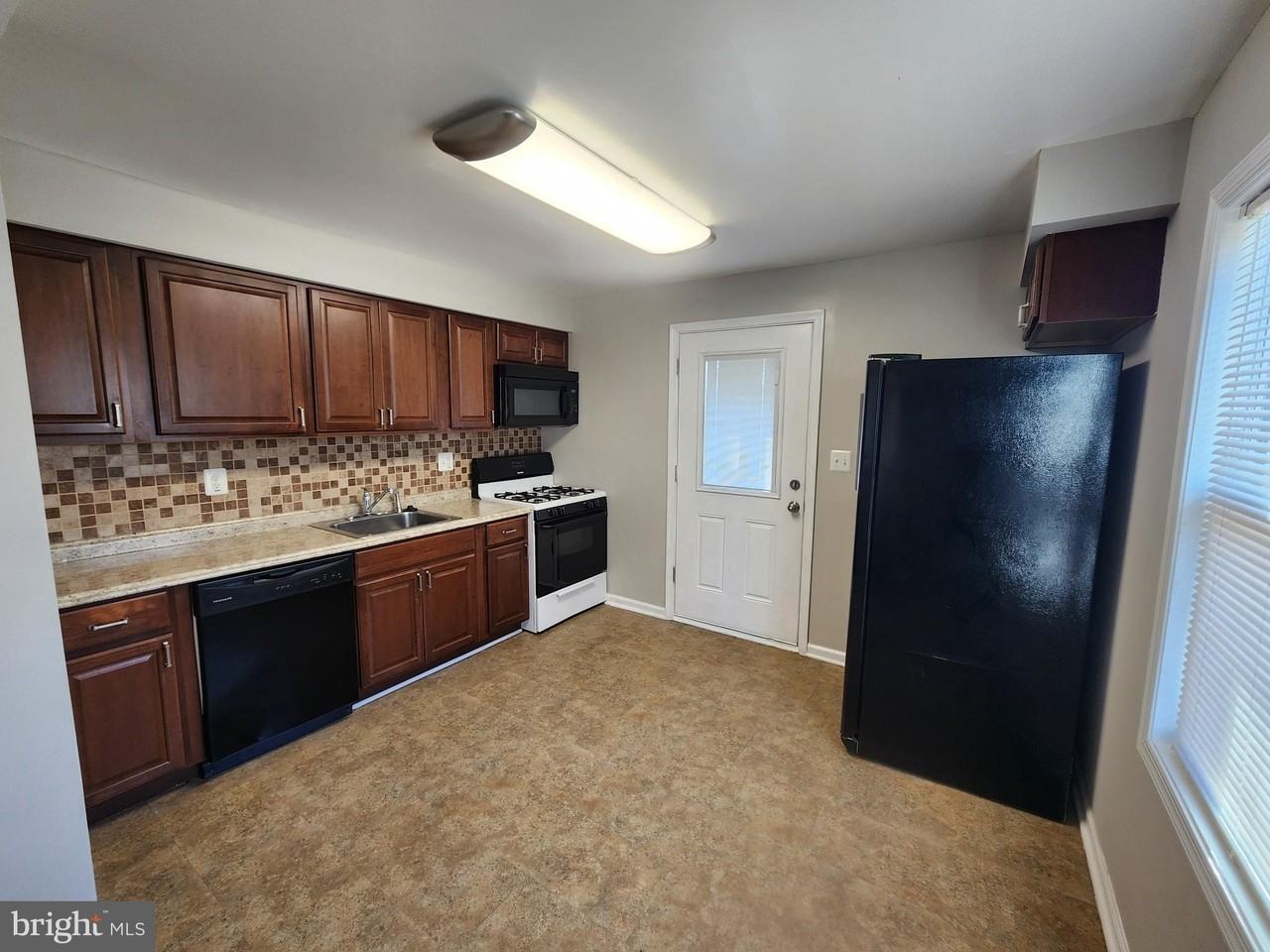 1737 Eastern Blvd - Photo 6 of 20