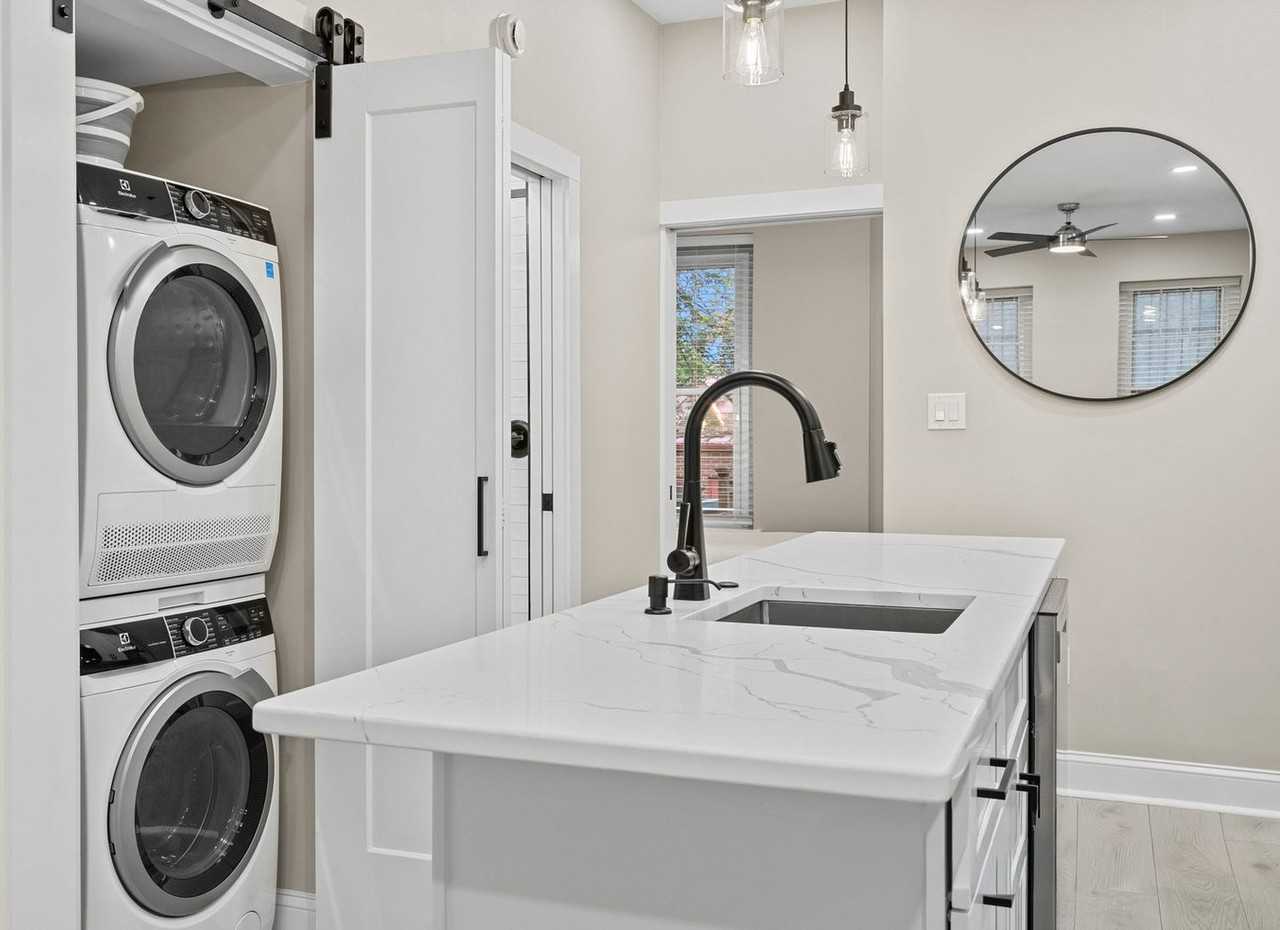 218 4th St Se #1045686P - Photo 3 of 9