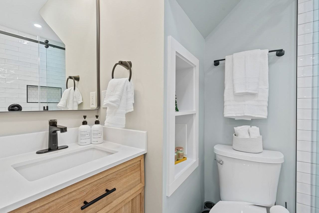 218 4th St Se #1045686P - Photo 6 of 9