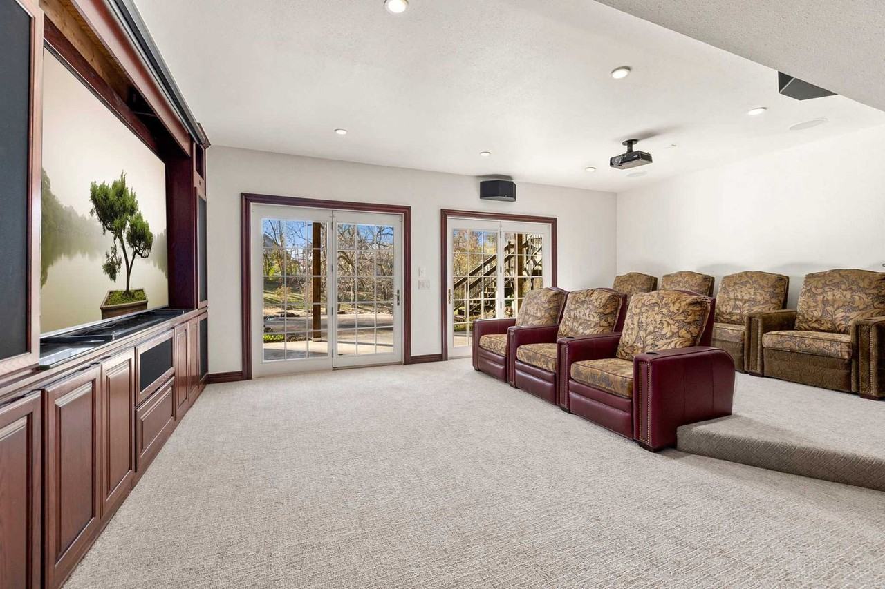 515 Nw D St #1346920P - Photo 2 of 46