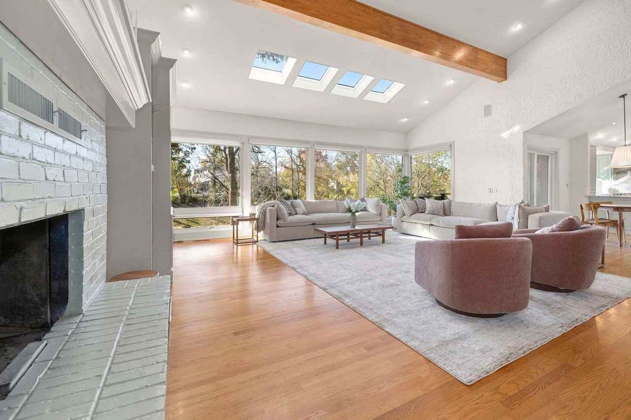 515 Nw D St #1346920P - Photo 4 of 46