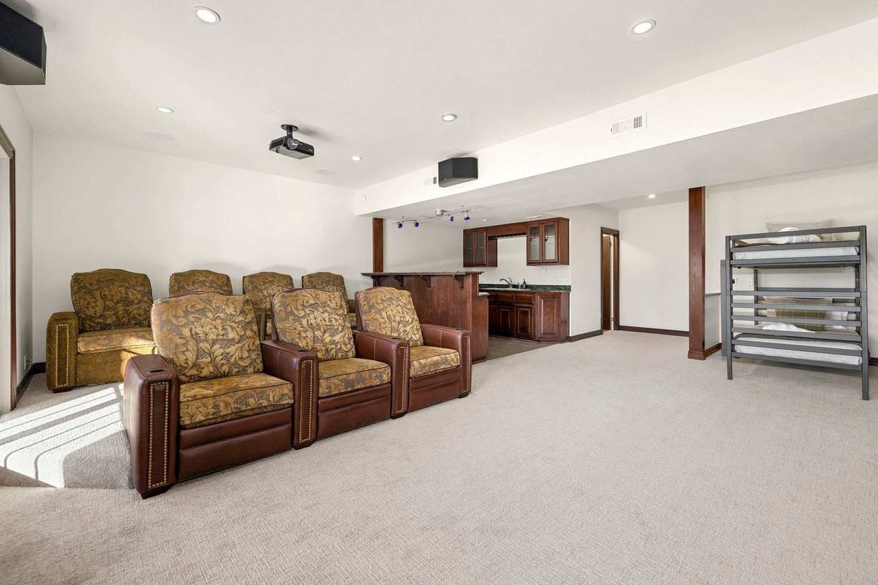 515 Nw D St #1346920P - Photo 7 of 46