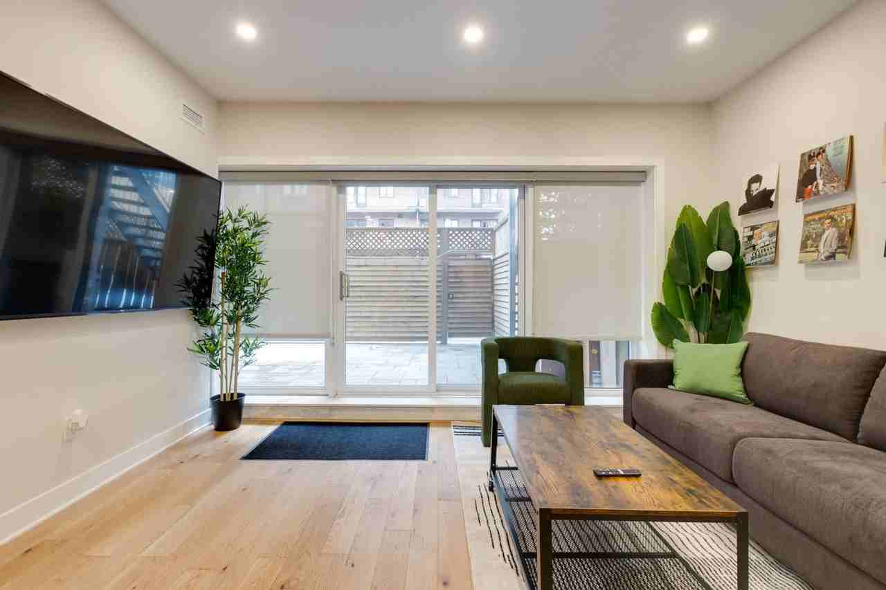 1520 Av Des Pins O #1382971P - Photo 2 of 18