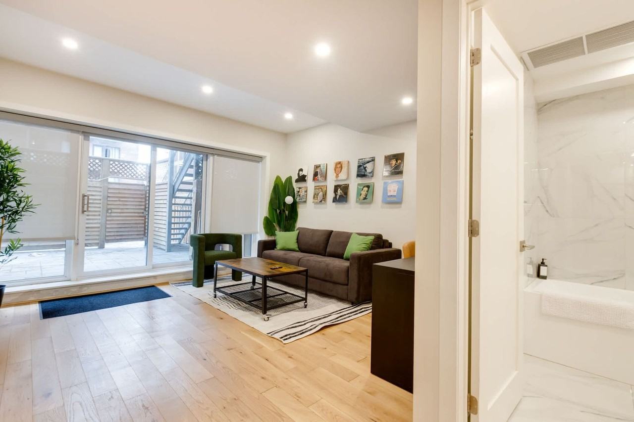 1520 Av Des Pins O #1382971P - Photo 3 of 18