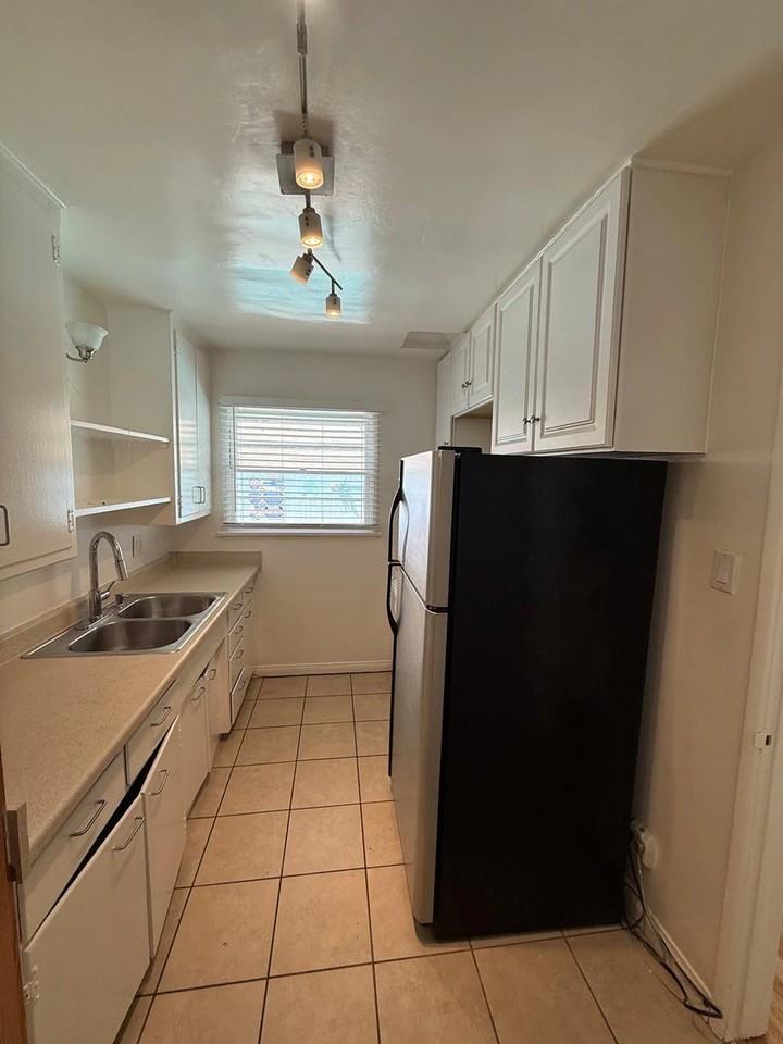 1127 5th Street #4 - Photo 6 of 15