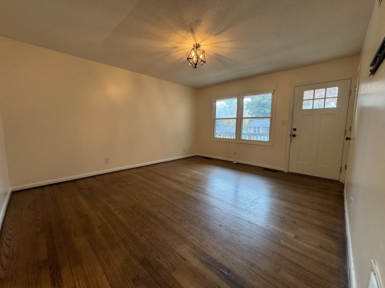 1267 Tredwell Dr - Photo 5 of 23