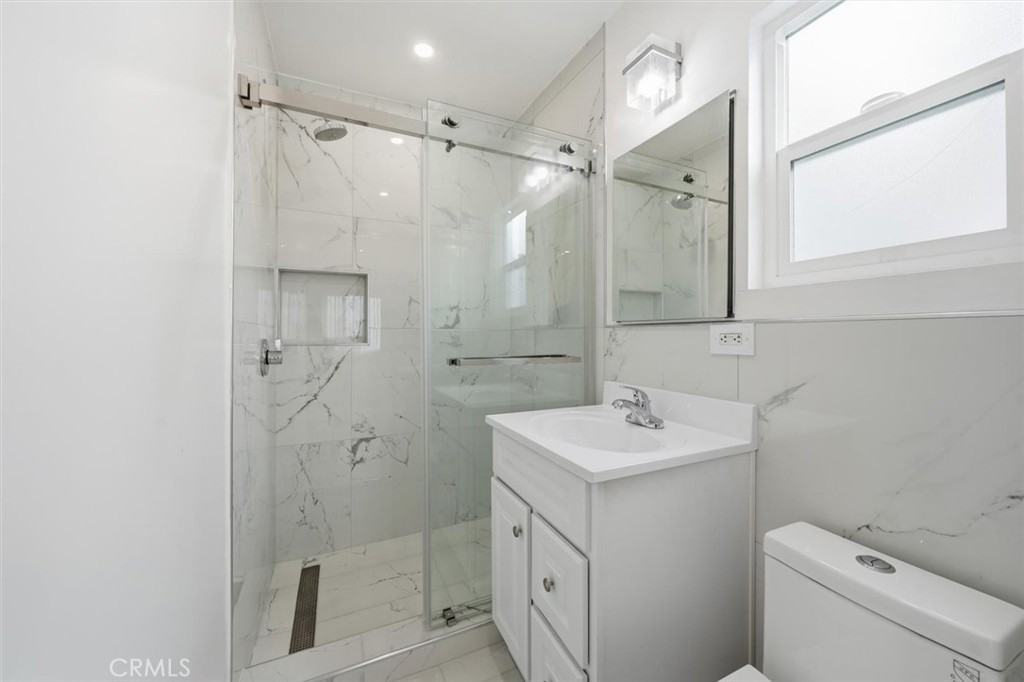 220 39th St #220B - Photo 3 of 21
