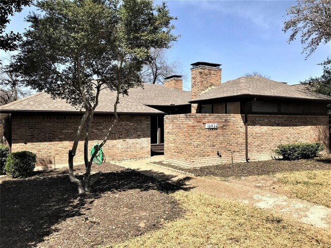 16933 Davenport Ct - Photo 2 of 17