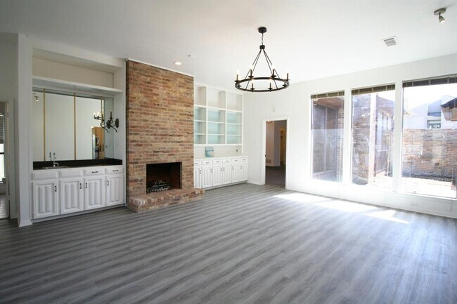 16933 Davenport Ct - Photo 3 of 17