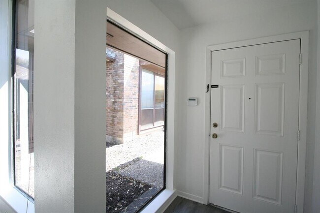 16933 Davenport Ct - Photo 4 of 17