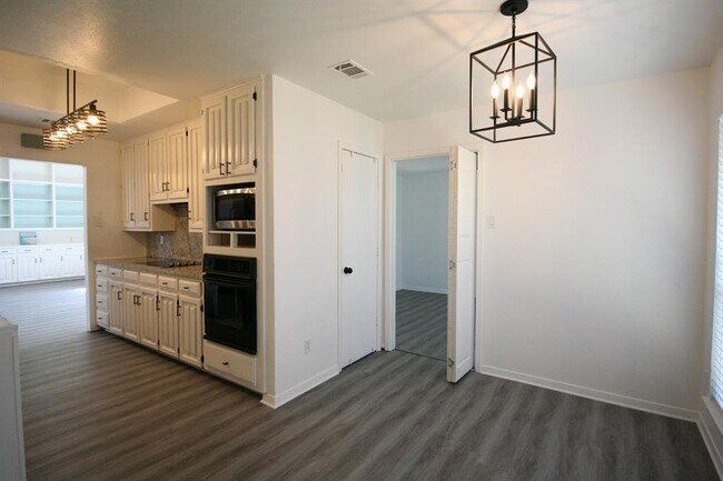 16933 Davenport Ct - Photo 5 of 17